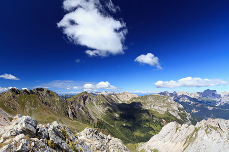 夏季多洛米蒂山景观