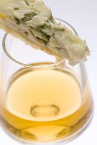 glass 东海酒与羊乳干酪奶酪