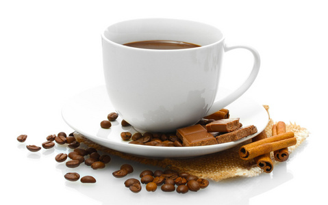 杯咖啡和咖啡豆 肉桂棒和孤立在白色的巧克力