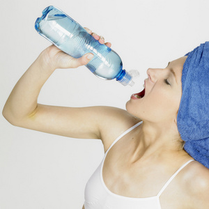 毛巾上头喝水的女人