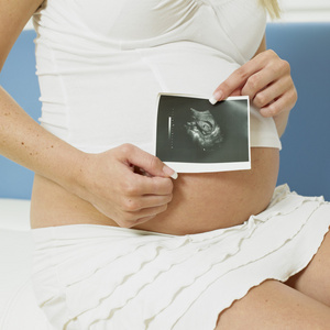 她的婴儿照超音波的孕女人图片