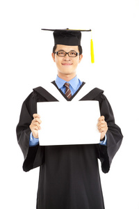 显示空白文凭证书的应届毕业生图片