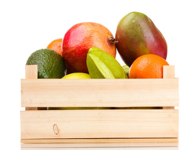 异国情调的水果在木盒上白色隔离的分类