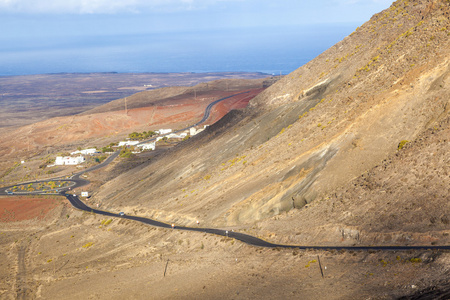 蜿蜒的路沿旧火山到远东会议 兰萨罗特岛