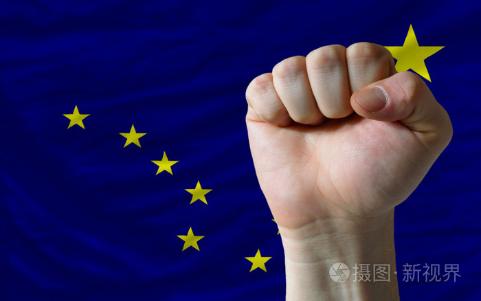 摆在我们面前的硬拳头状态阿拉斯加象征着权力的旗子