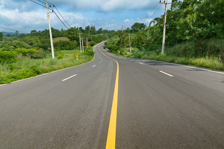 黄色曲线线的道路上