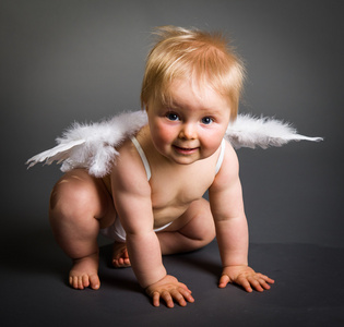 婴儿宝宝与中性背景上天使的翅膀