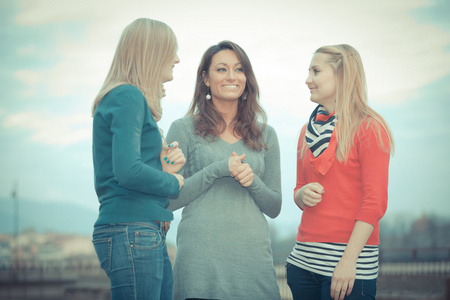 三个妇女聊天室外