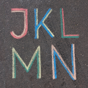 字母上用粉笔 j k l m n 沥青绘制
