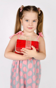 小女孩拿礼品盒的肖像
