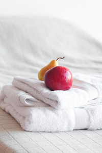 苹果和梨的毛巾放在床上