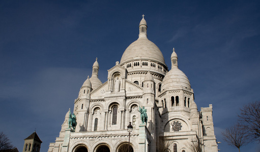 在白色 sacrecoeur