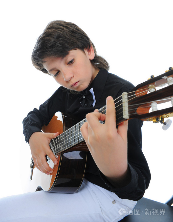 小男孩的音乐家演奏吉他