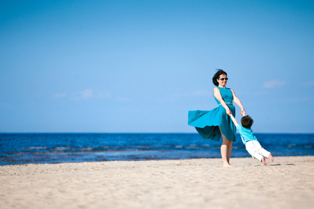 热带海滩墨西哥洛斯卡波斯海滩海滩在海滩上奔跑的女人开胃海鲜拼盘西