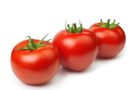 在白色背景上的 tomates