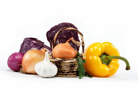健康食品。在白色背景上的新鲜蔬菜
