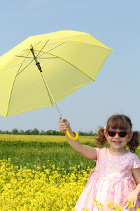 快乐的小女孩与黄伞
