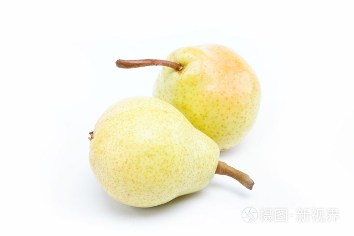孤立在白色背景上的两个梨