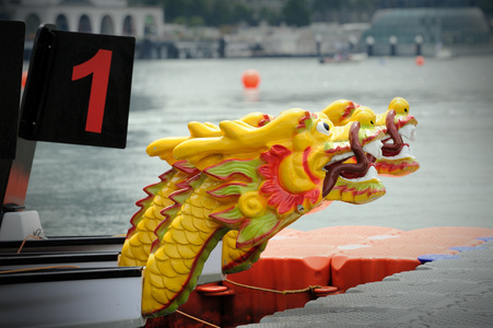 龙舟在码头划龙舟-传统亚洲龙布凯的船头中国龙舟头与宗子艺术设计