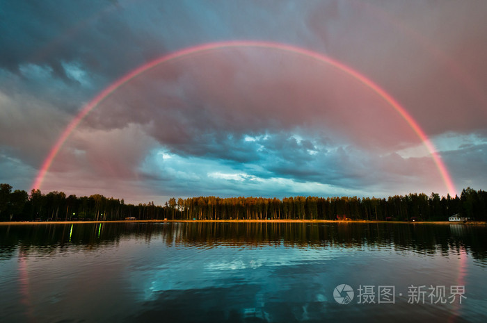 完整的彩虹在湖