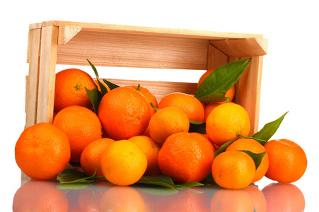 成熟美味橘子用木箱丢弃在叶子上白色隔离