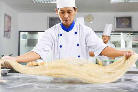 厨师做面条照片