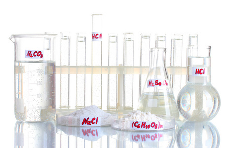试管与各种酸和化学品隔离在白色