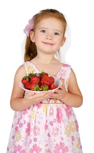 可爱的小女孩控股碗与草莓的肖像