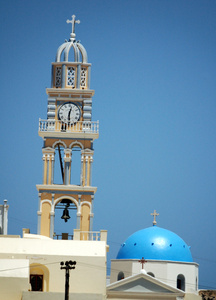 与时钟和希腊的圣托里尼岛上的圆顶的钟塔