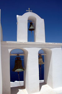 与希腊的圣托里尼岛上的三个铃铛的钟塔