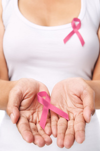 显示粉红丝带支持乳腺癌癌症事业的女人