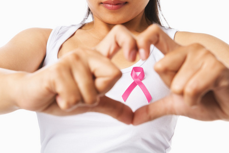 女人胸部与粉红色的徽章，支持乳腺癌 c 心构筑