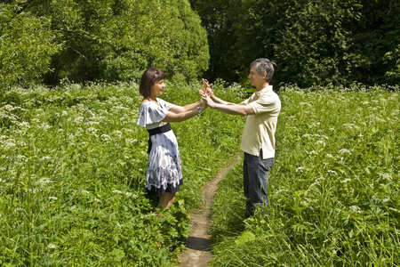 年轻的男人和女人在一片草地上