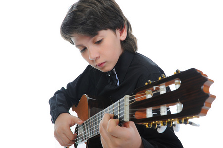 小男孩的音乐家演奏吉他