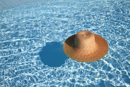 在游泳池中的草帽