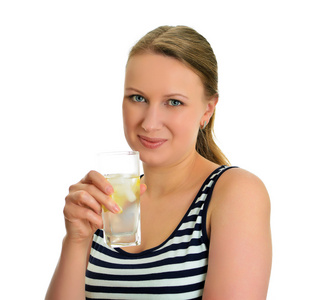 有吸引力的女人用杯水，隔绝在白色