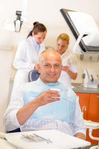 成熟的男人在牙科诊所手术