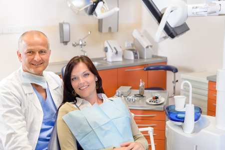 牙科医生和女病人在手术办事处