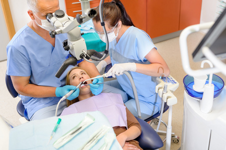 牙医手术病人通过显微镜