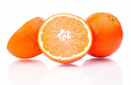 在白色背景上的孤立橙色水果