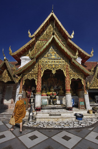 泰国，清迈 帕息息相关双龙寺 wat phra 息息相关双龙 一名佛教僧人走在殿里