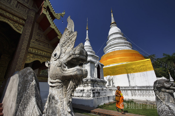 泰国，清迈 帕息息相关双龙寺 wat phra 息息相关双龙 一名佛教僧人走在殿里