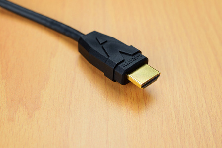 hdmi 黄金连接器电缆关门木制背景上