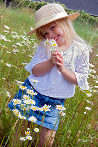 女孩与野雏菊花束图片