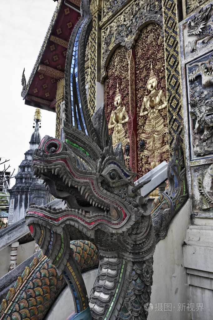 泰国，清迈，ket 卡拉姆寺 wat ket 卡拉姆，旧的宗教龙雕像侧门的寺庙之一