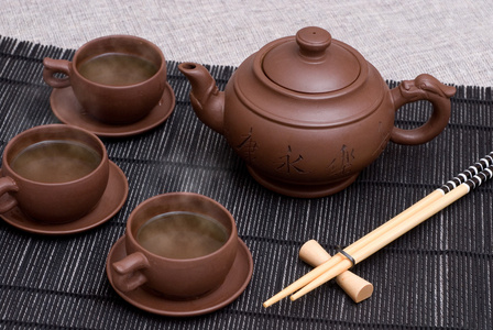 陶瓷茶壶和杯子