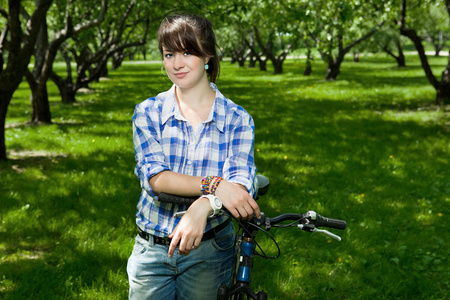 一辆自行车在公园里一位年轻女郎
