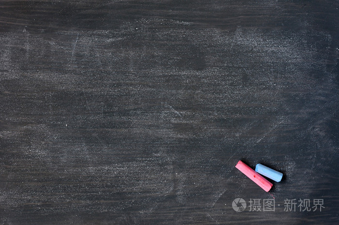 污迹的黑板上用粉笔和副本的空间背景