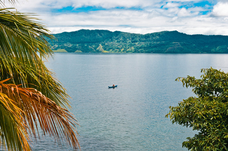 多巴湖在苏门答腊岛上的孤独渔夫