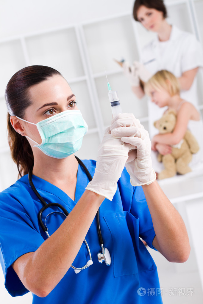 儿科医生用注射器在办公室